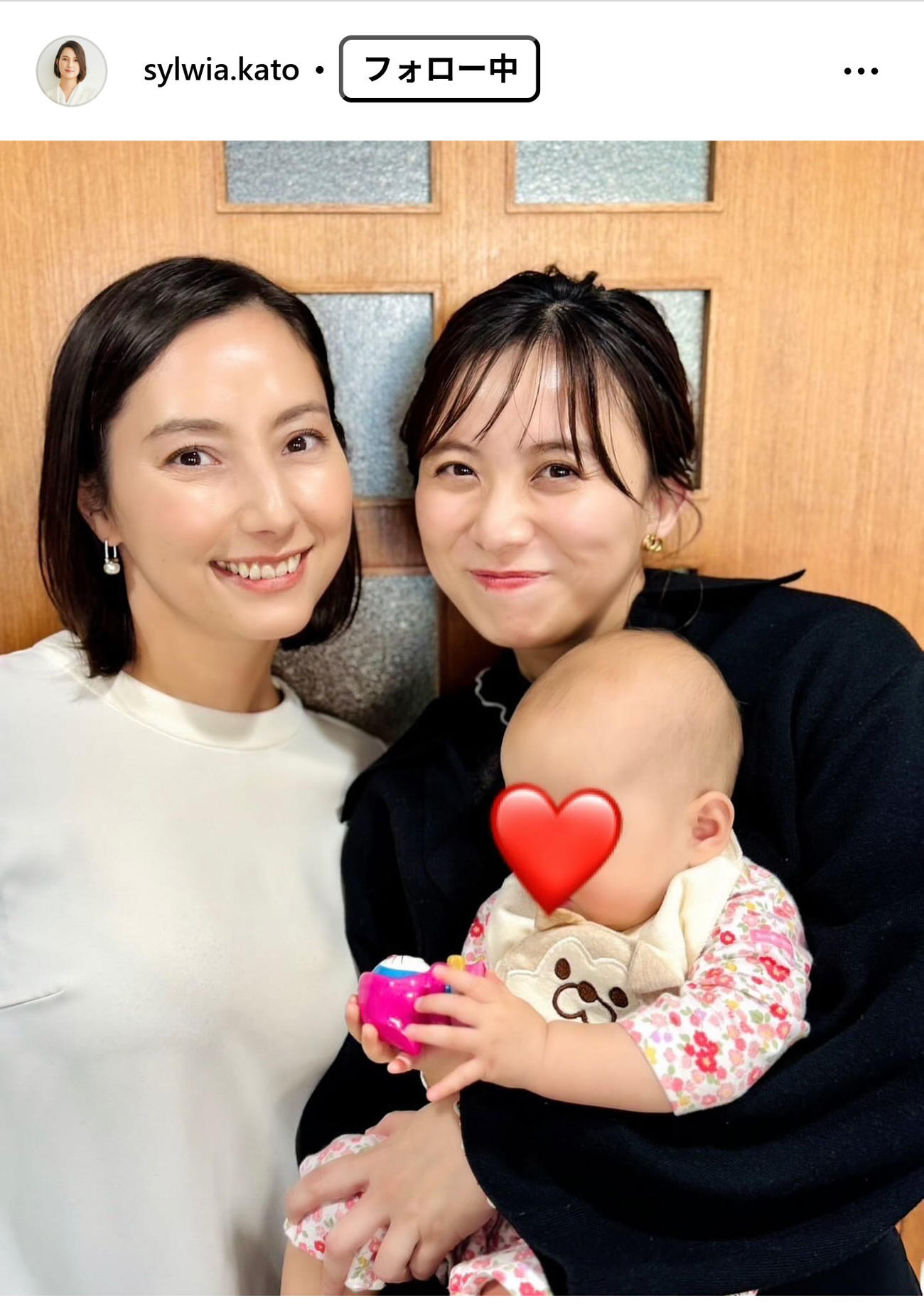 赤ちゃんを抱っこするテレビ朝日の山本雪乃アナウンサーと加藤シルビア・アナ（加藤シルビア・アナのインスタグラムから）