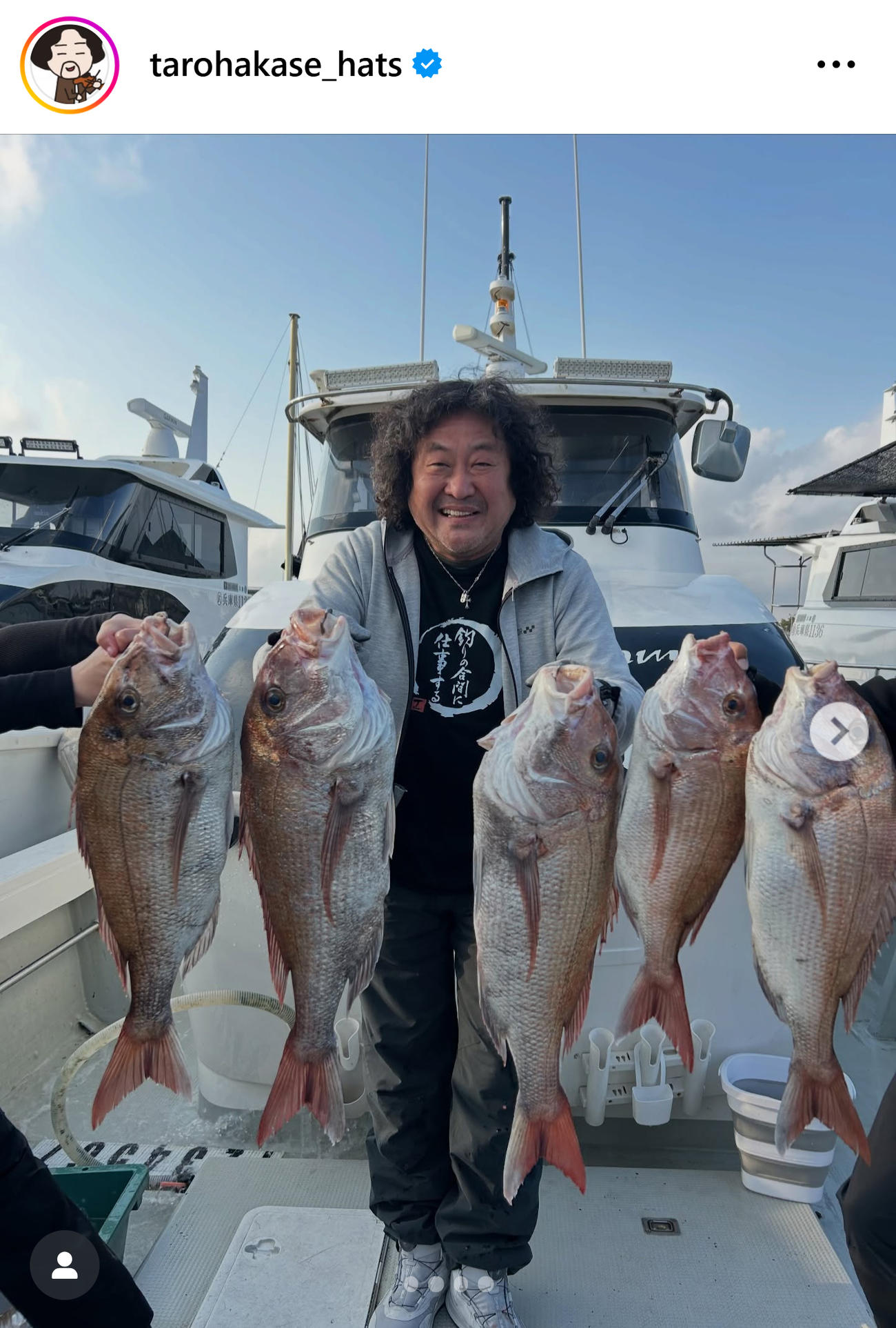 大物マダイを手に満面笑みの葉加瀬太郎（葉加瀬太郎のインスタグラムから）