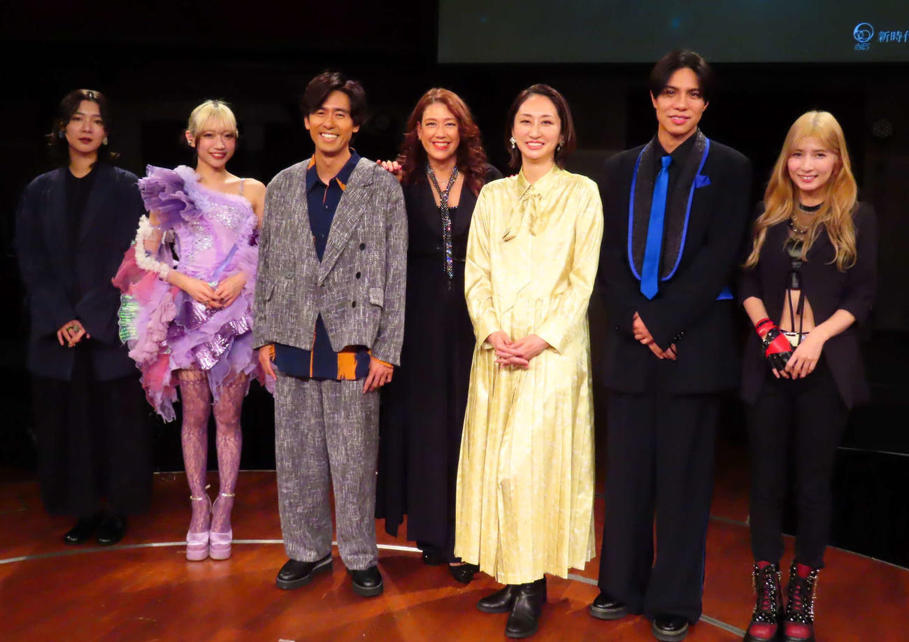 「第2回患者・市民大集会　～患者・市民の声を届けよう～」に出演した、左から烏兎－uto－・ベイ佐藤、CiON栞音、K、LiLiCo、Ms．OOJA、MATSURI柳田優樹、MASK OF GODDESS・Asami