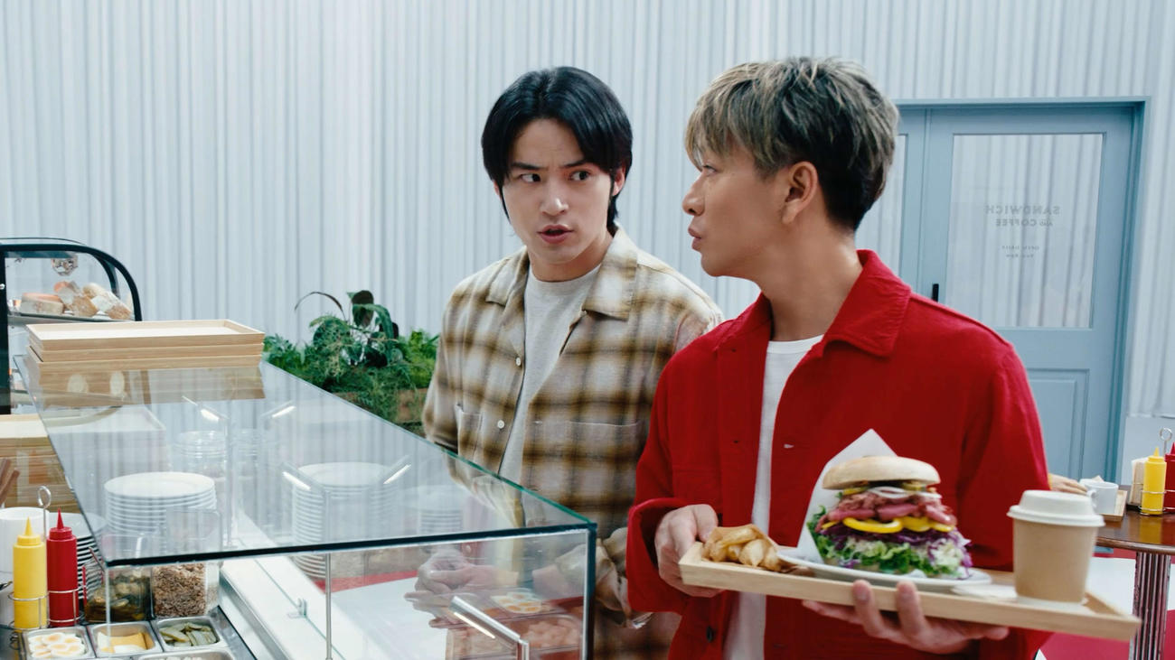 金融サービスブランド「エムット」新テレビCMに出演する水上恒司と木村拓哉