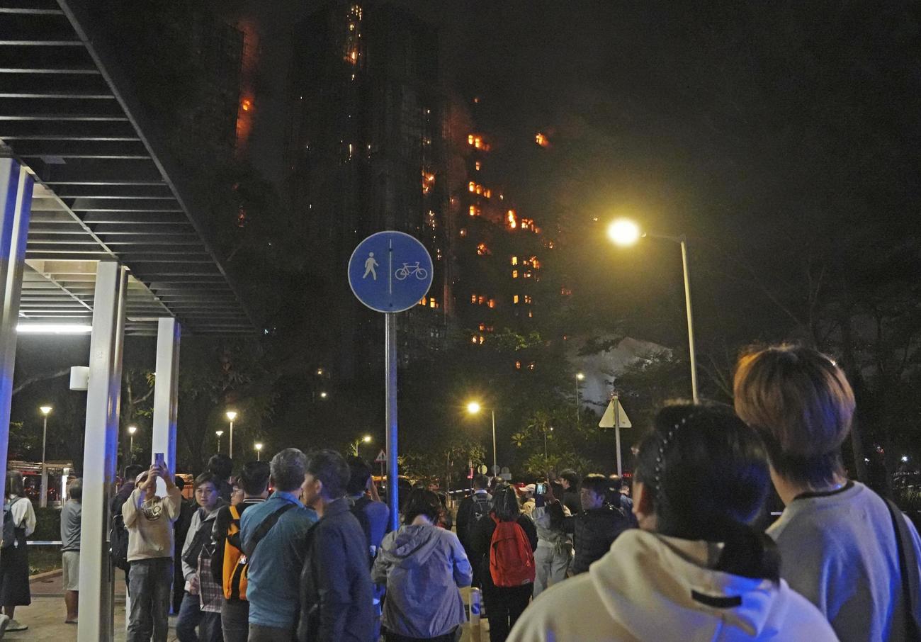 大規模な火災が起きた香港北部・新界地区大埔の高層住宅群＝26日（共同）