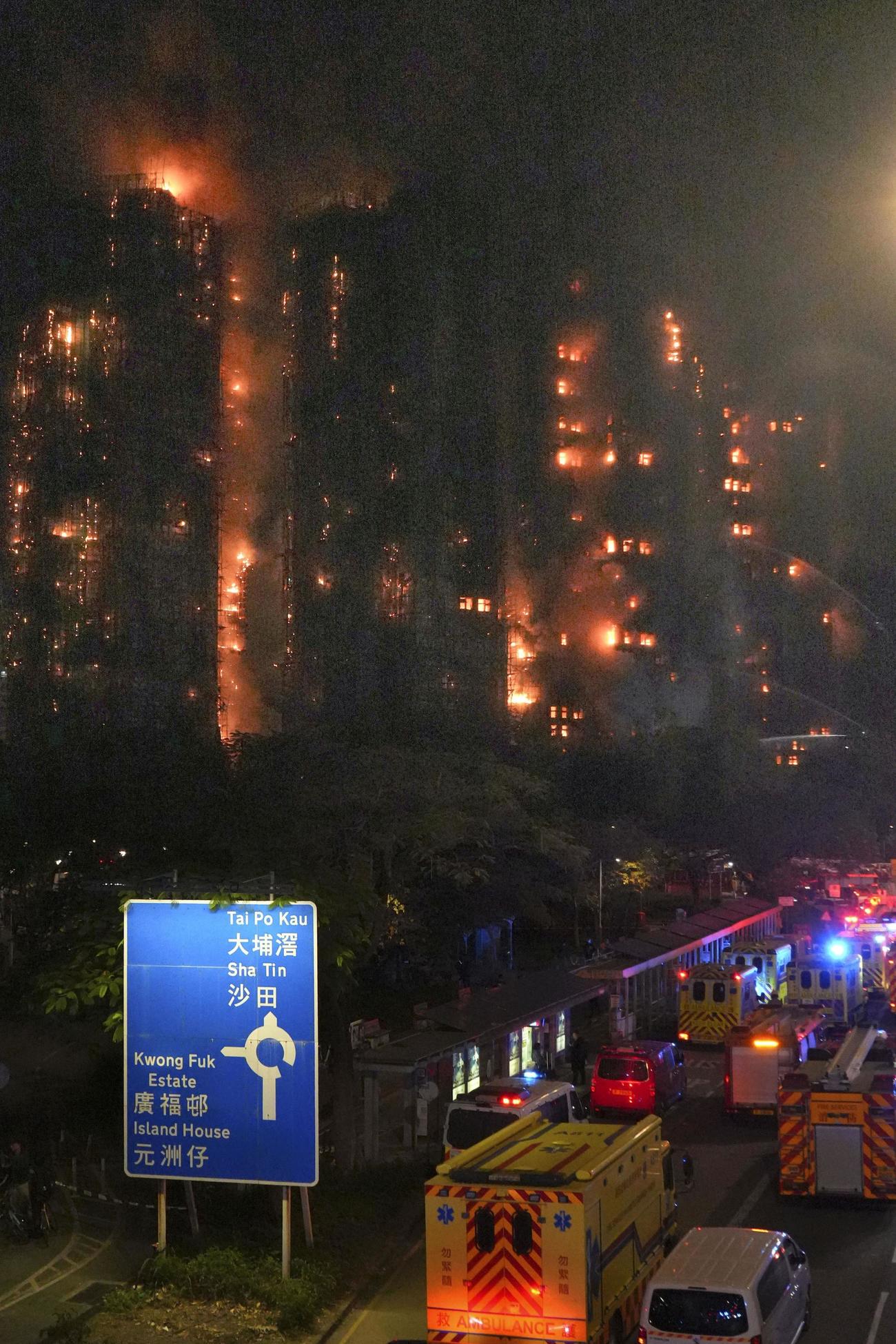 大規模な火災が起きた香港北部・新界地区の高層住宅群＝26日（共同）