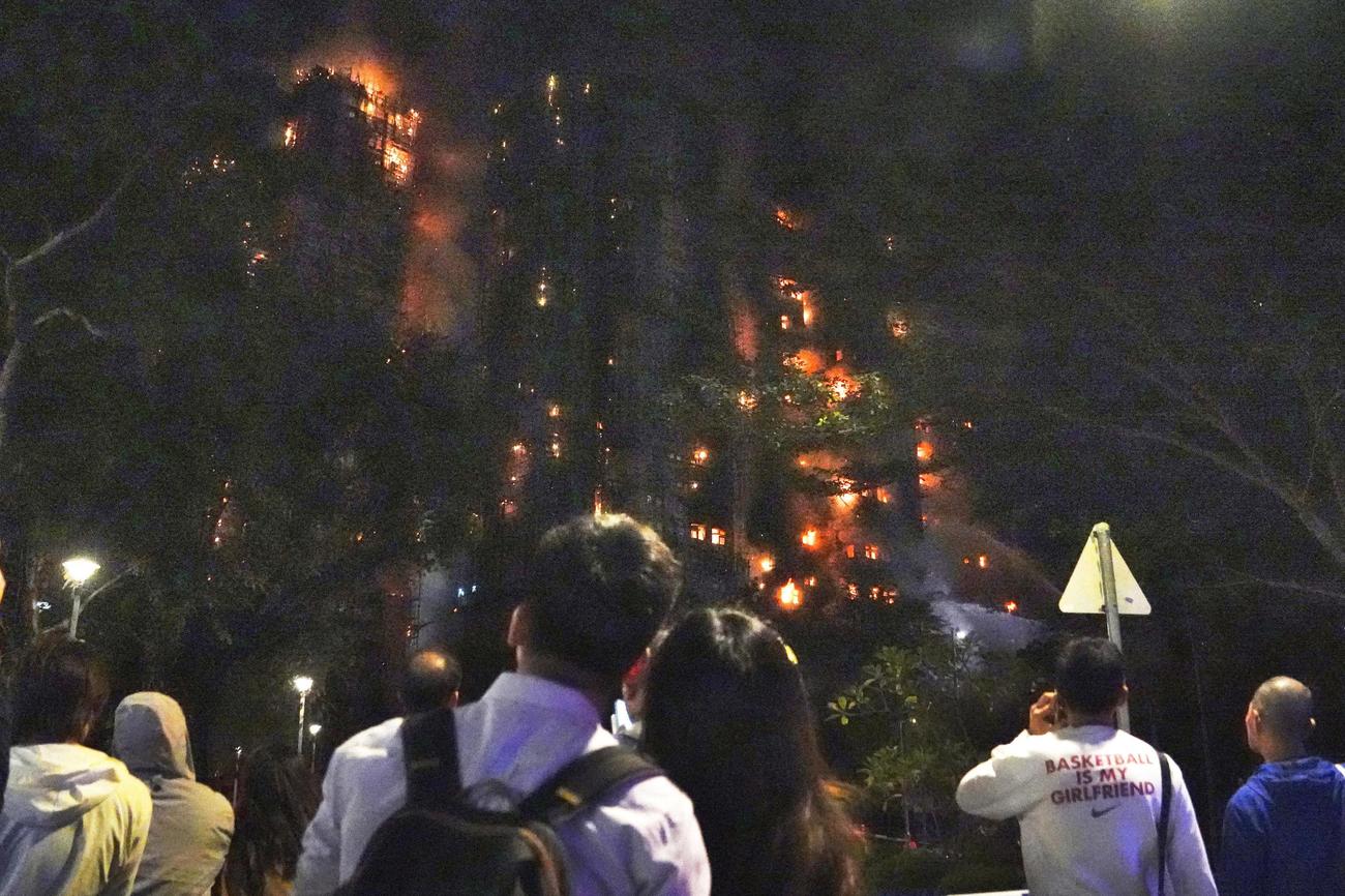 大規模な火災が起きた香港北部・新界地区の高層住宅群＝26日（共同）
