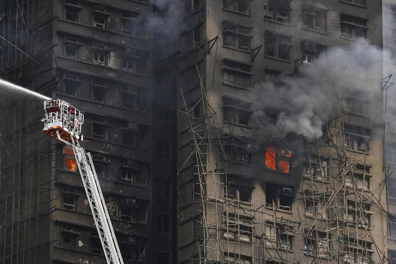 大規模な火災が起きた香港北部・新界地区大埔の高層住宅群。消火活動が続けられた（共同）