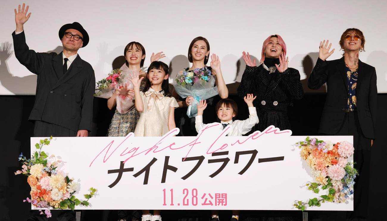 映画「ナイトフラワー」公開前夜祭イベントを行った、前列左から渡瀬結美、加藤侑大、後列左から内田英治監督、森田望智、北川景子、佐久間大介、渋谷龍太（撮影・中島郁夫）