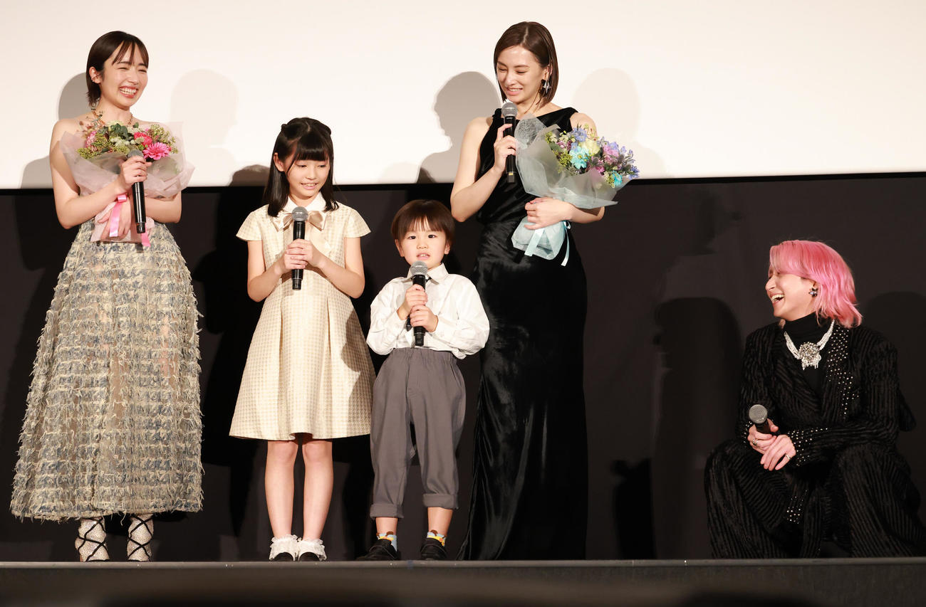 映画「ナイトフラワー」公開前夜祭イベントを行った、左から森田望智、渡瀬結美、加藤侑大、北川景子、佐久間大介（撮影・中島郁夫）