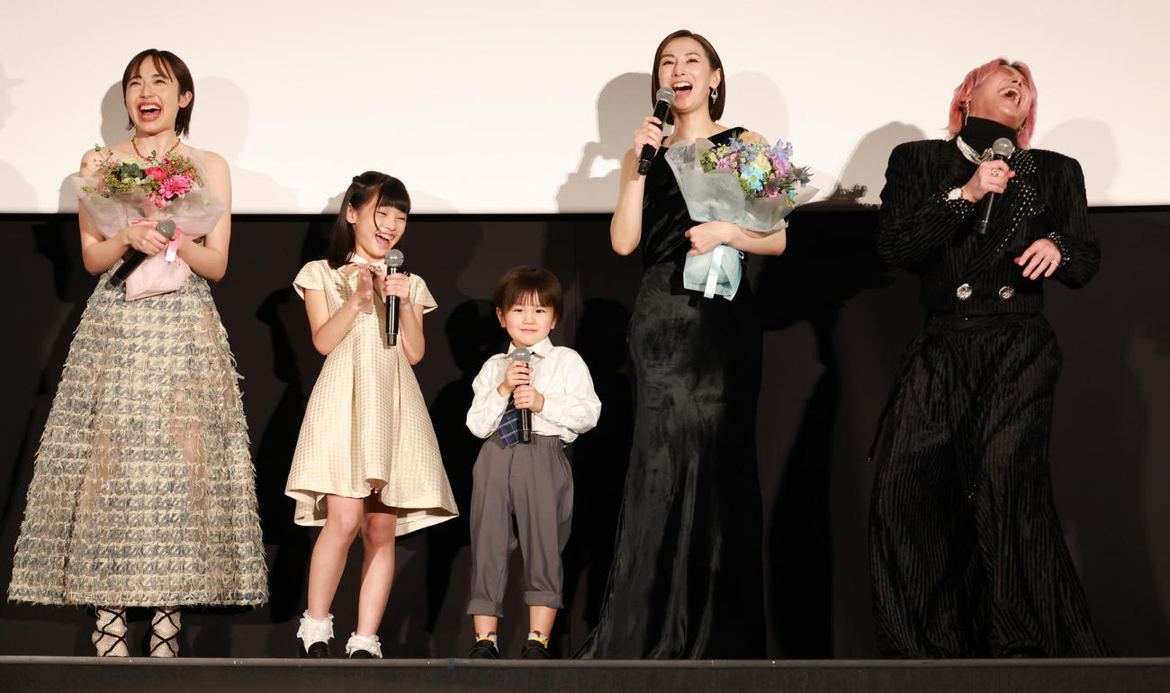 映画「ナイトフラワー」公開前夜祭イベントを行った、左から森田望智、渡瀬結美、加藤侑大、北川景子、佐久間大介（撮影・中島郁夫）