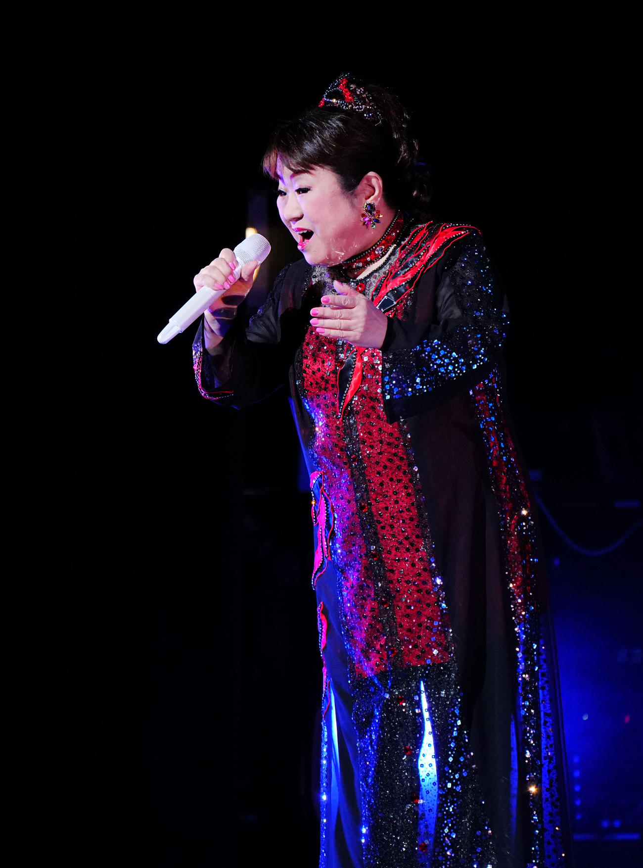 「昭和100年記念・100曲コンサート」で熱唱する天童よしみ（撮影・垰建太）