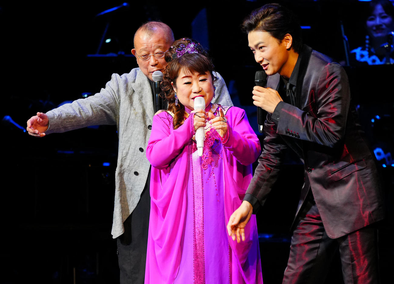天童よしみ「昭和100年記念・100曲コンサート」でゲスト出演する井上芳雄（右）、笑福亭鶴瓶（左）と盛り上がる天童よしみ（撮影・垰建太）