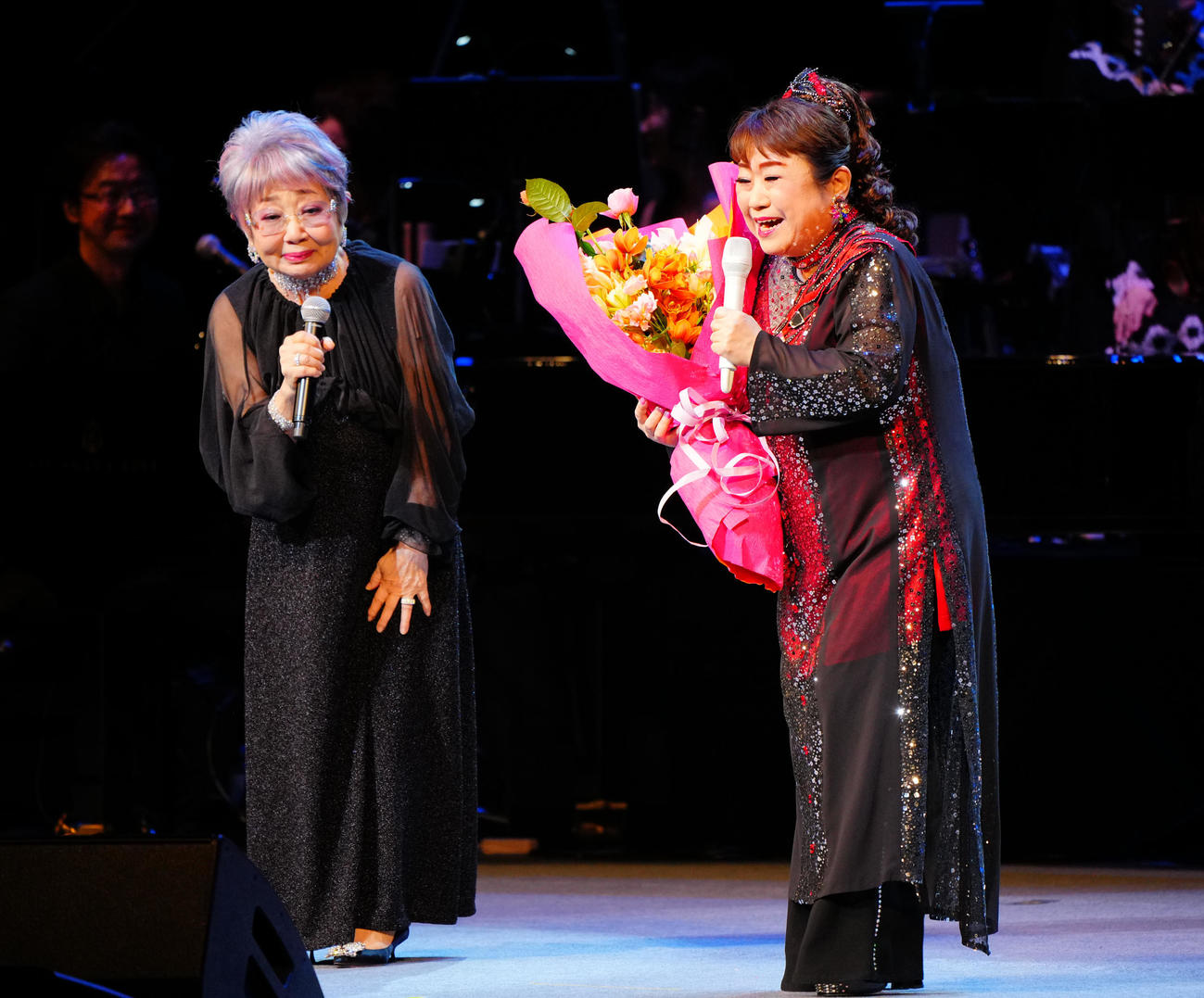 「昭和100年記念・100曲コンサート」でゲストの泉ピン子（左）から花束を受け取る天童よしみ（撮影・垰建太）