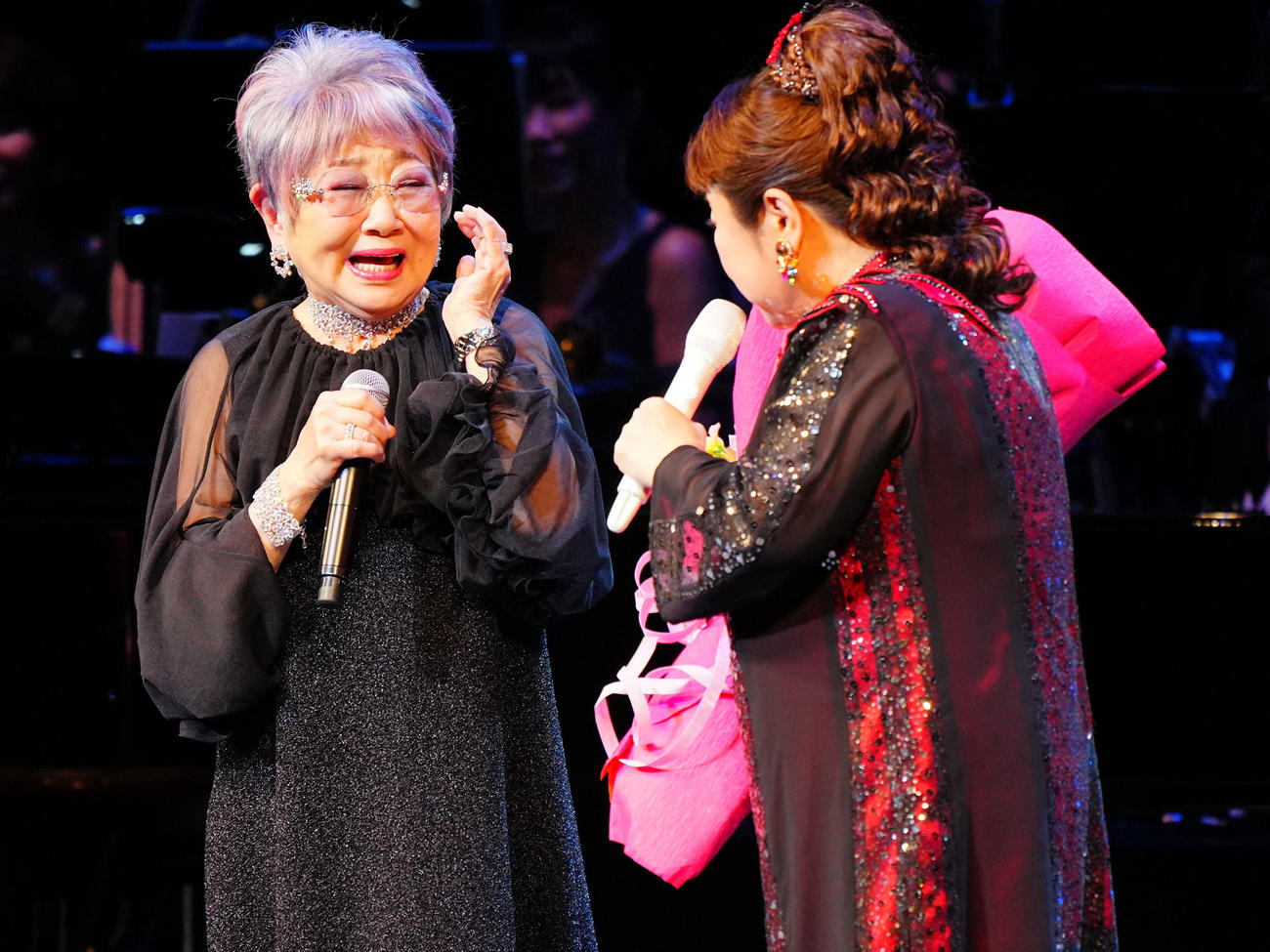 「昭和100年記念・100曲コンサート」で天童よしみ（右）に花束を渡し談笑するゲストの泉ピン子（撮影・垰建太）
