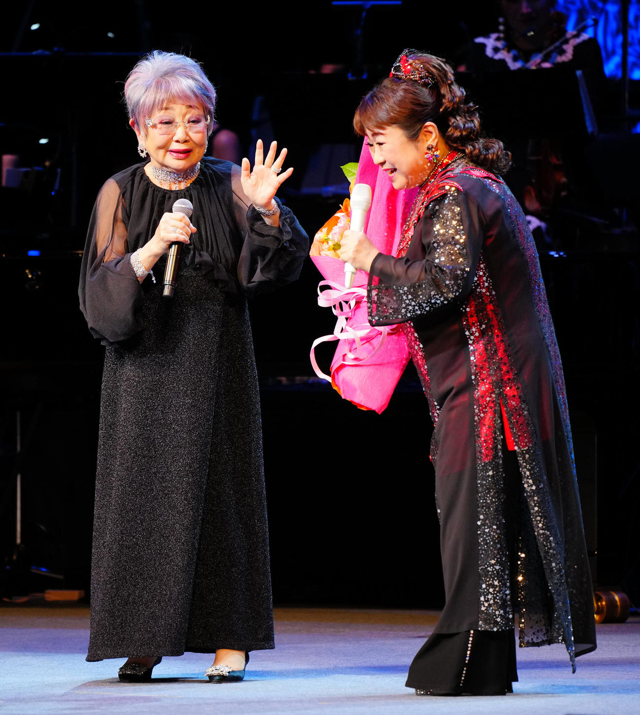「昭和100年記念・100曲コンサート」で天童よしみ（右）に花束を渡し談笑するゲストの泉ピン子（撮影・垰建太）