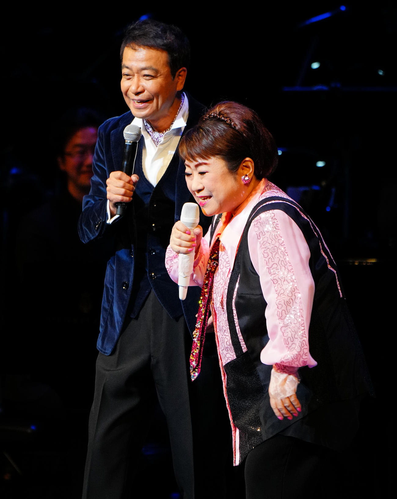 「昭和100年記念・100曲コンサート」で盛り上げる中山秀征（左）と天童よしみ（撮影・垰建太）