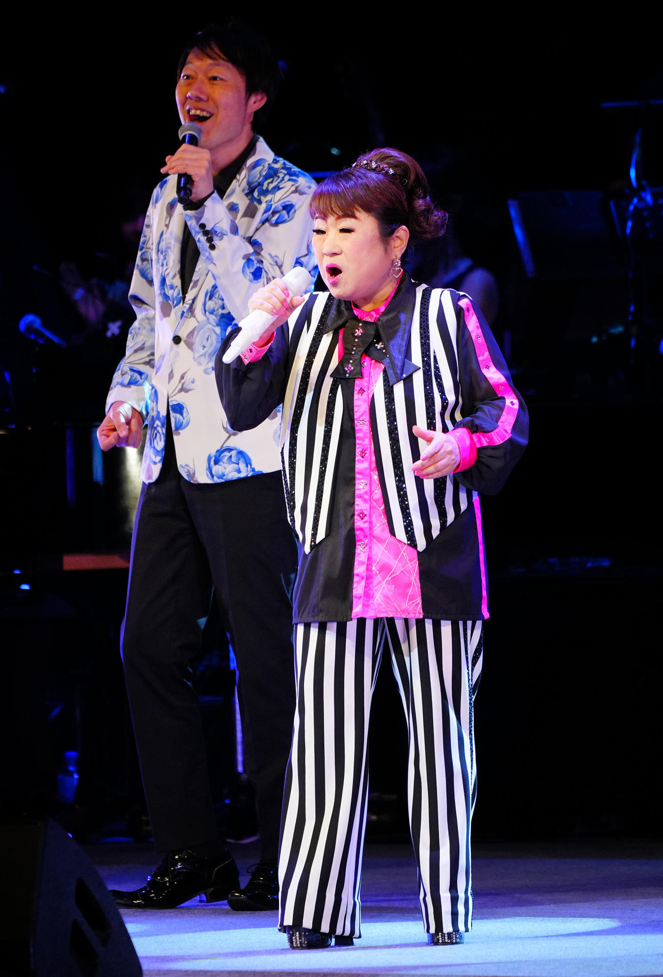 「昭和100年記念・100曲コンサート」で熱唱する天童よしみ（撮影・垰建太）