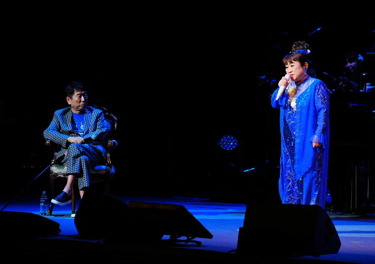 天童よしみ「昭和100年記念・100曲コンサート」で中島薫氏（左）のリクエスト曲を歌う天童よしみ（撮影・垰建太）