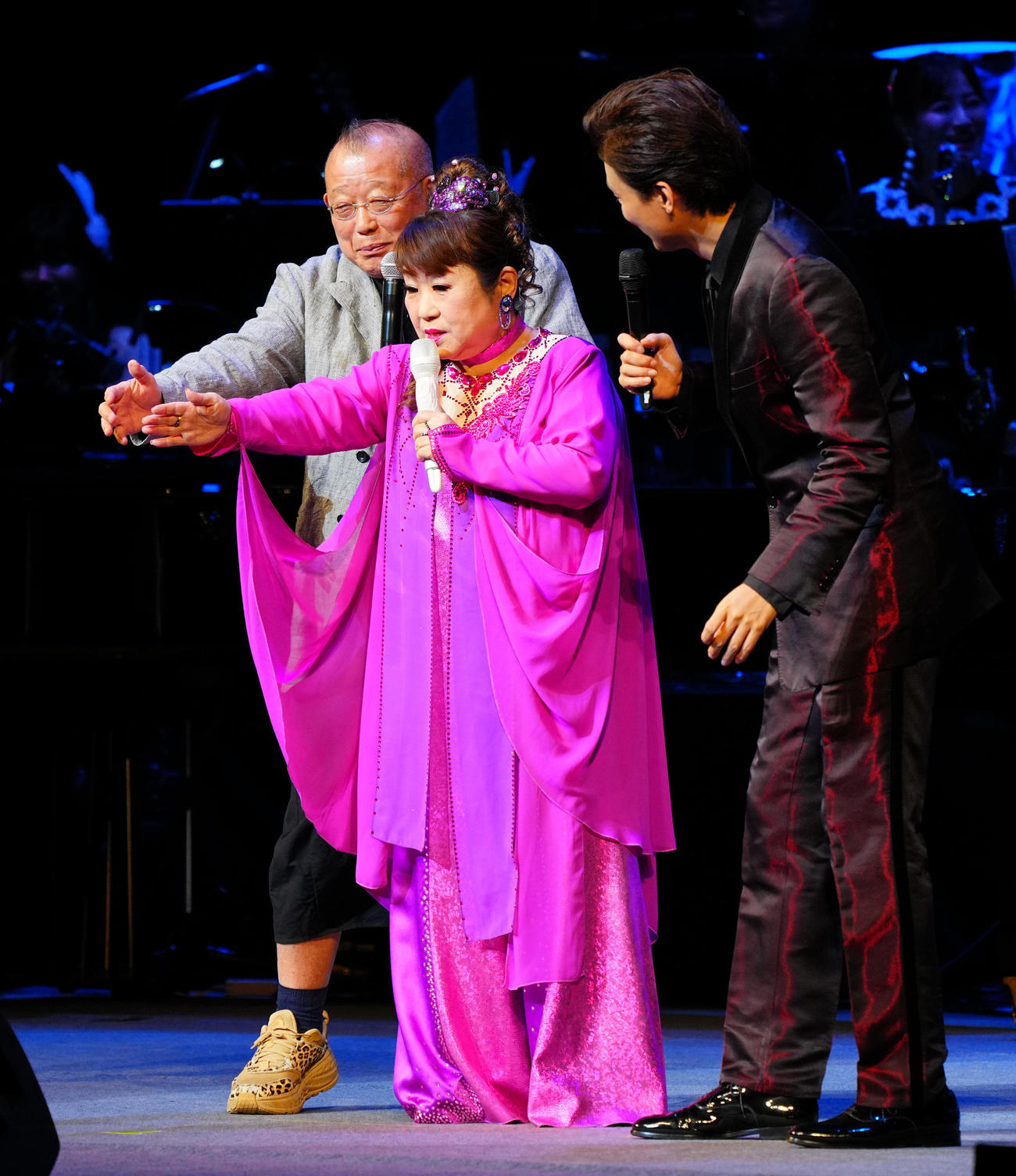 天童よしみ「昭和100年記念・100曲コンサート」でゲスト出演する井上芳雄（右）、笑福亭鶴瓶（左）と盛り上がる天童よしみ（撮影・垰建太）