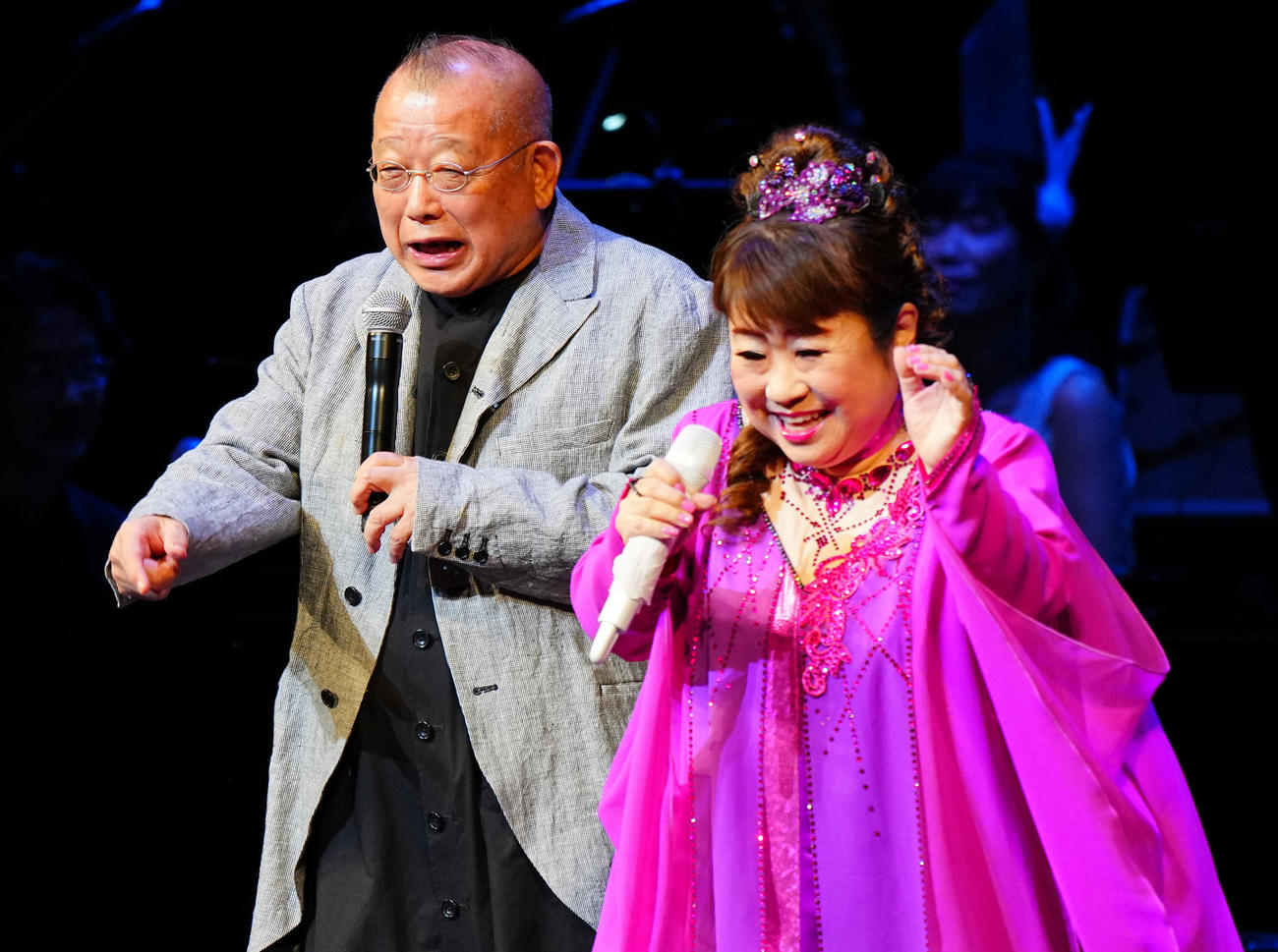 天童よしみ「昭和100年記念・100曲コンサート」でゲスト出演する笑福亭鶴瓶（左）と盛り上がる天童よしみ（撮影・垰建太）