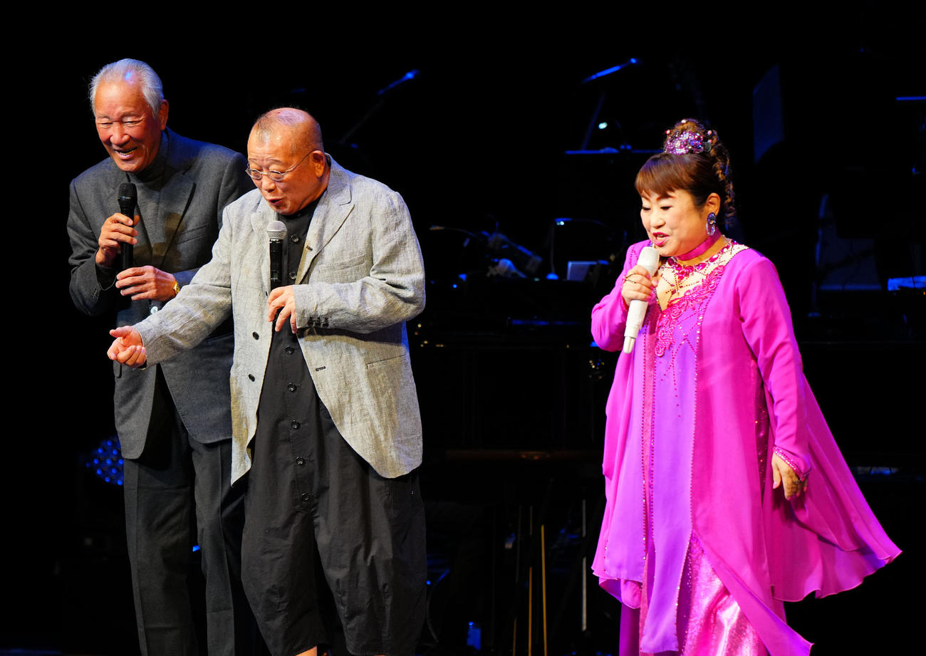 天童よしみ「昭和100年記念・100曲コンサート」にゲスト出演し笑顔を見せる青木功氏（左）、笑福亭鶴瓶（中央）と天童よしみ（撮影・垰建太）