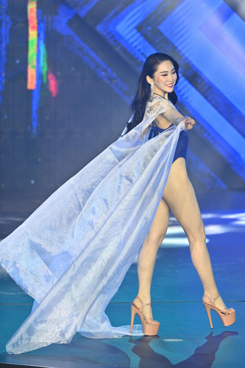 水着審査に臨む能﨑愛さん（撮影・滝沢徹郎）