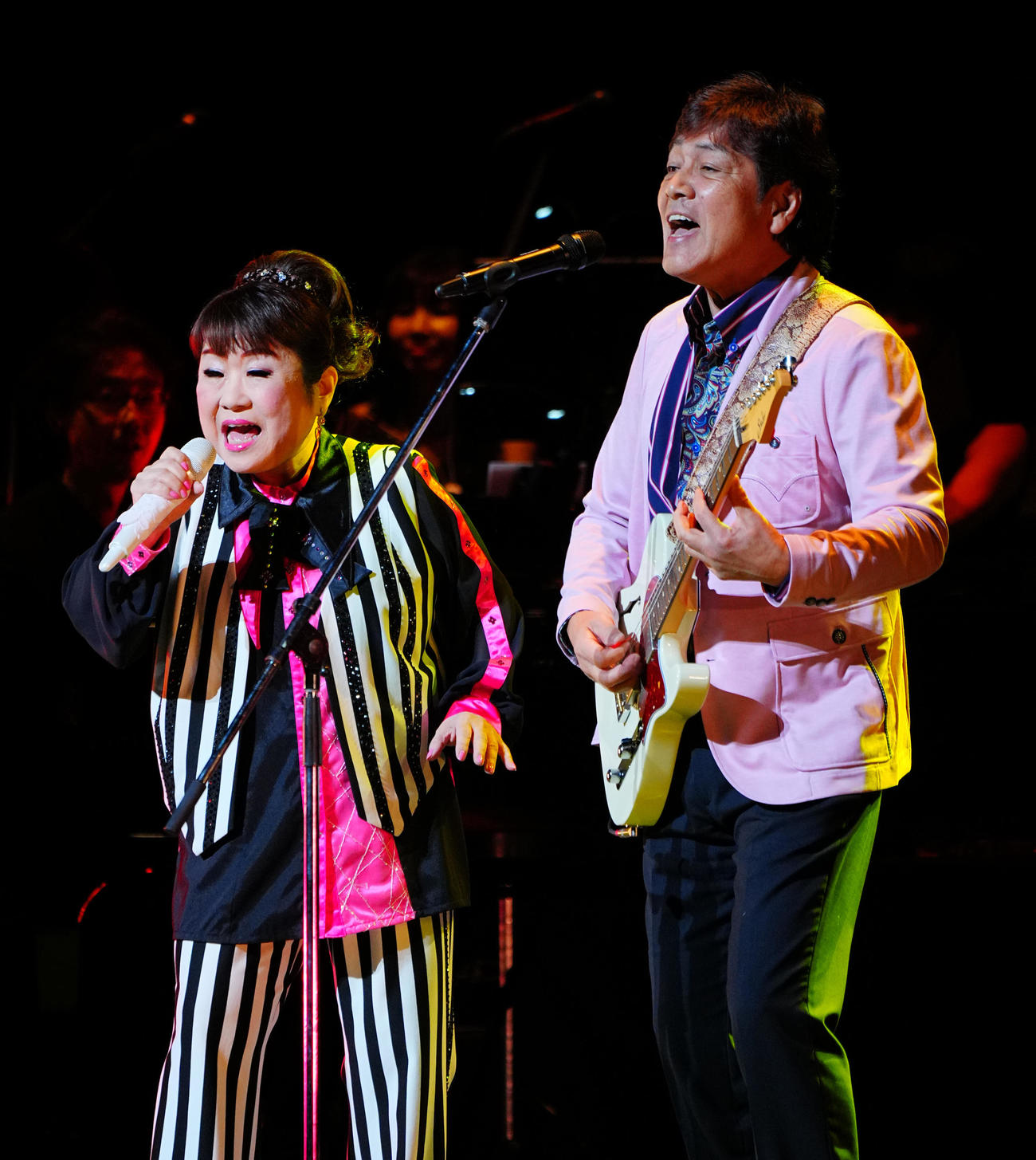 「昭和100年記念・100曲コンサート」で熱唱する天童よしみ（左）と野口五郎（撮影・垰建太）