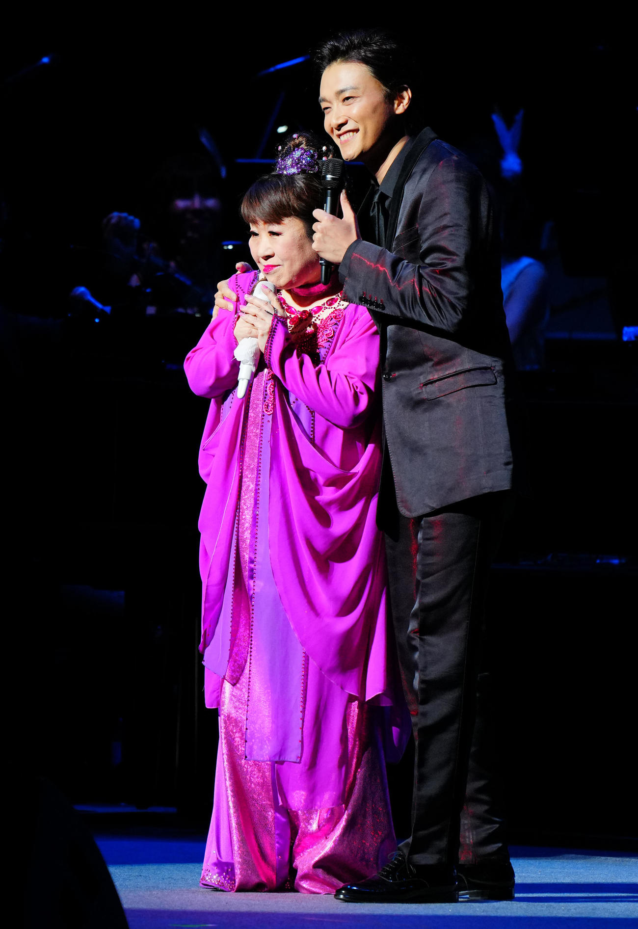 天童よしみ「昭和100年記念・100曲コンサート」共演する天童よしみ（左）と井上芳雄（撮影・垰建太）