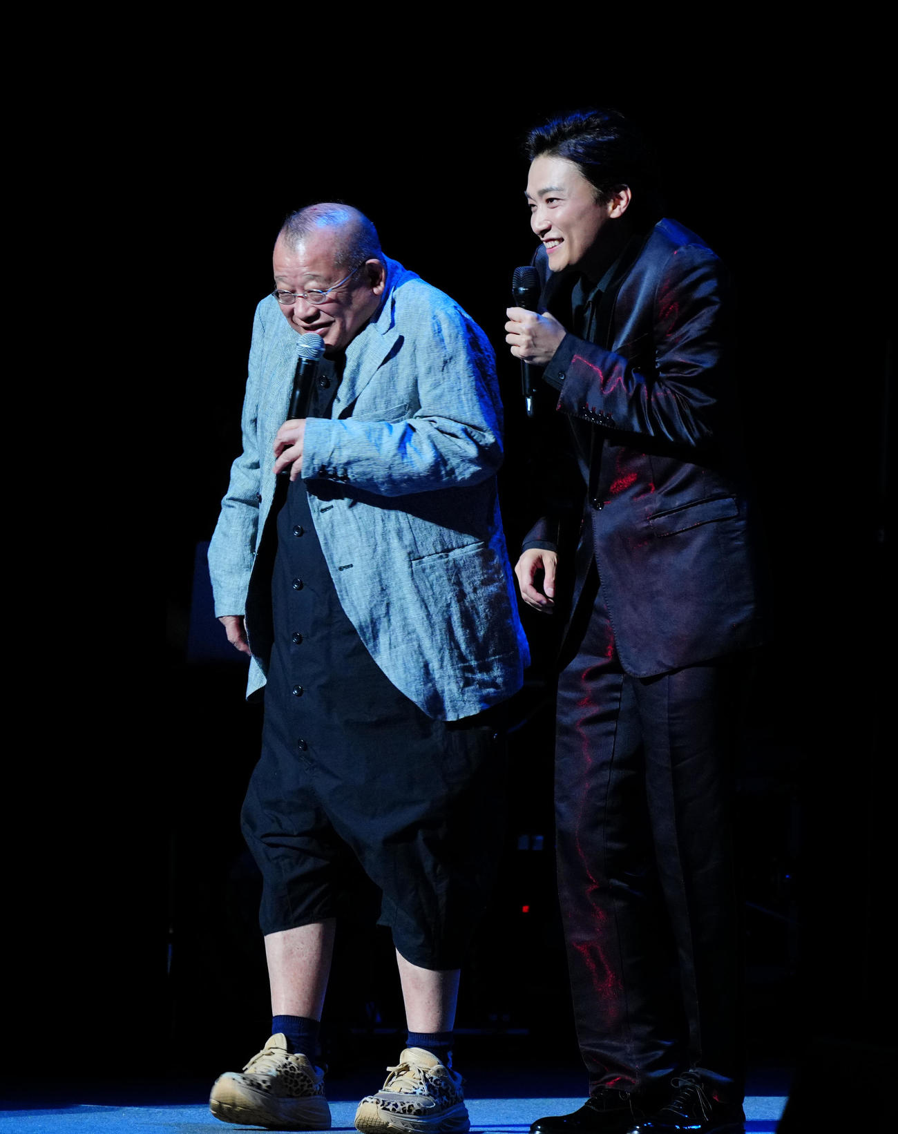 天童よしみ「昭和100年記念・100曲コンサート」でゲスト出演する笑福亭鶴瓶（左）と井上芳雄（撮影・垰建太）