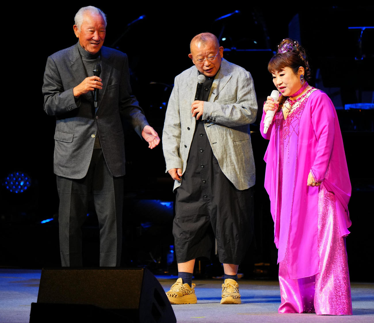 天童よしみ「昭和100年記念・100曲コンサート」にゲスト出演した、左から青木功氏、笑福亭鶴瓶と談笑する天童よしみ（撮影・垰建太）