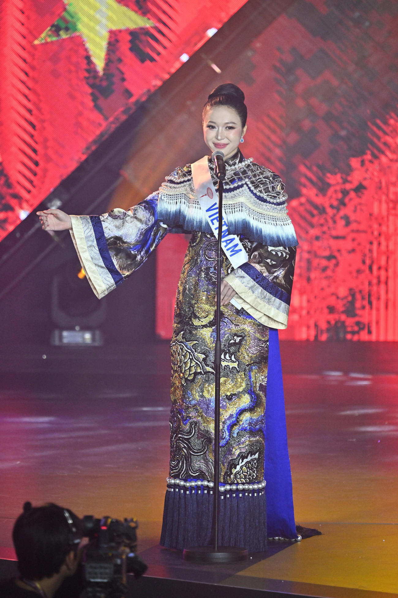 民族衣装姿で審査に臨むベトナムのキュー・ドゥイ・グエンさん（撮影・滝沢徹郎）