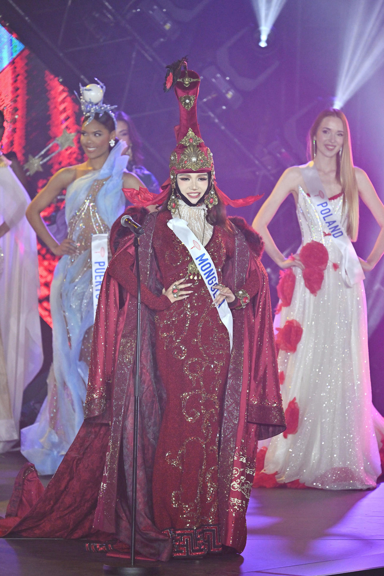 民族衣装姿で審査に臨むモンゴルのチェグミド・バヤルチメグさん（撮影・滝沢徹郎）