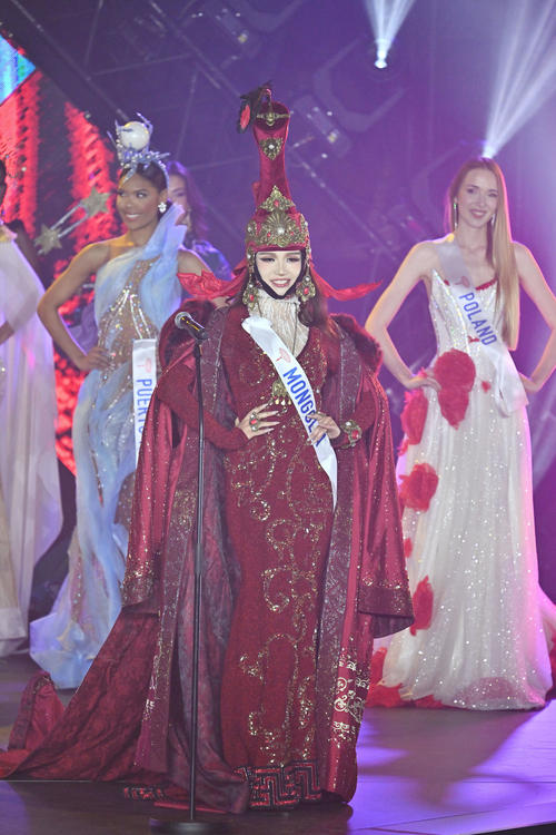 民族衣装姿で審査に臨むモンゴルのチェグミド・バヤルチメグさん（撮影・滝沢徹郎）