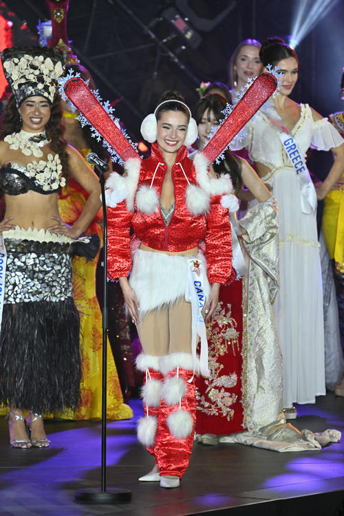 民族衣装姿で審査に臨むカナダのレイチェル・ムルゲルさん（撮影・滝沢徹郎）