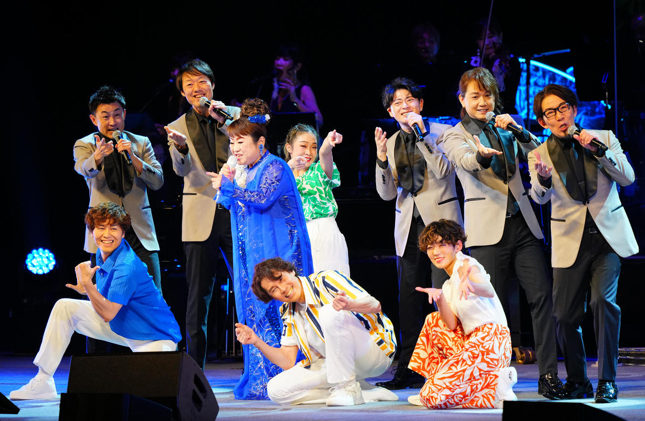 天童よしみ「昭和100年記念・100曲コンサート」で熱唱する天童よしみ（中央）（撮影・垰建太）