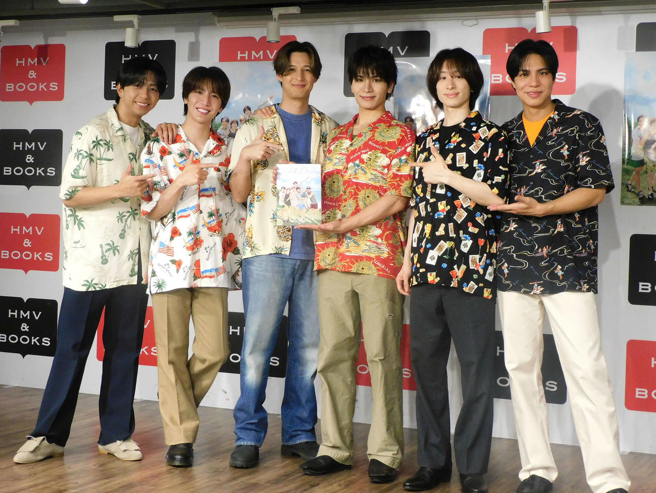 写真「双六」を発売したMATSURI、左から橋爪健二、松岡卓弥、渡辺真、鈴木渉、小野寺翼、柳田優樹（撮影・寺本吏輝）