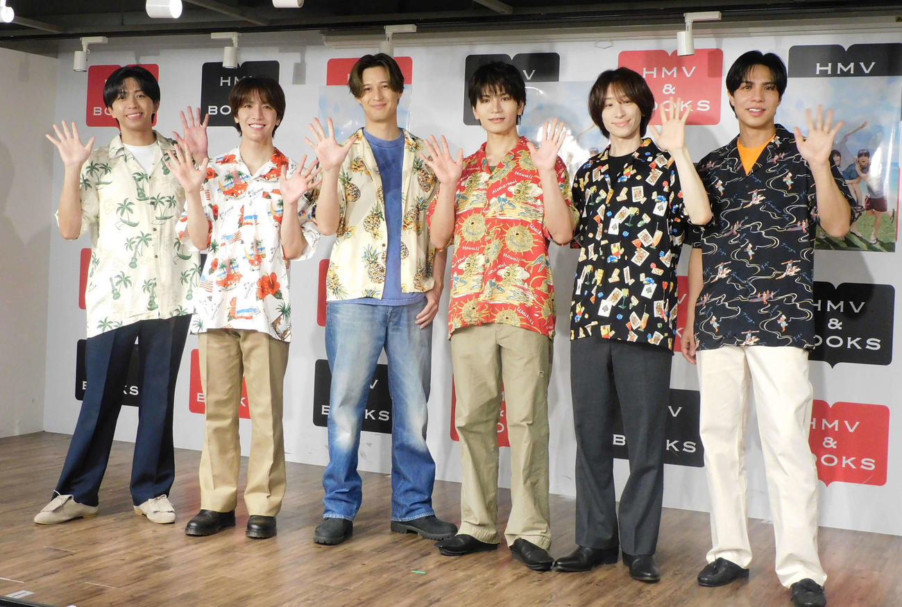 写真「双六」を発売したMATSURI、左から橋爪健二、松岡卓弥、渡辺真、鈴木渉、小野寺翼、柳田優樹（撮影・寺本吏輝）
