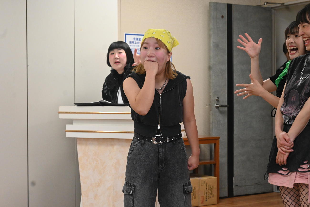 間寛平がプロデュースする吉本新喜劇発アイドルユニット「秘蔵っ子」の沖ひなたが「特技」を披露（撮影・松浦隆司）