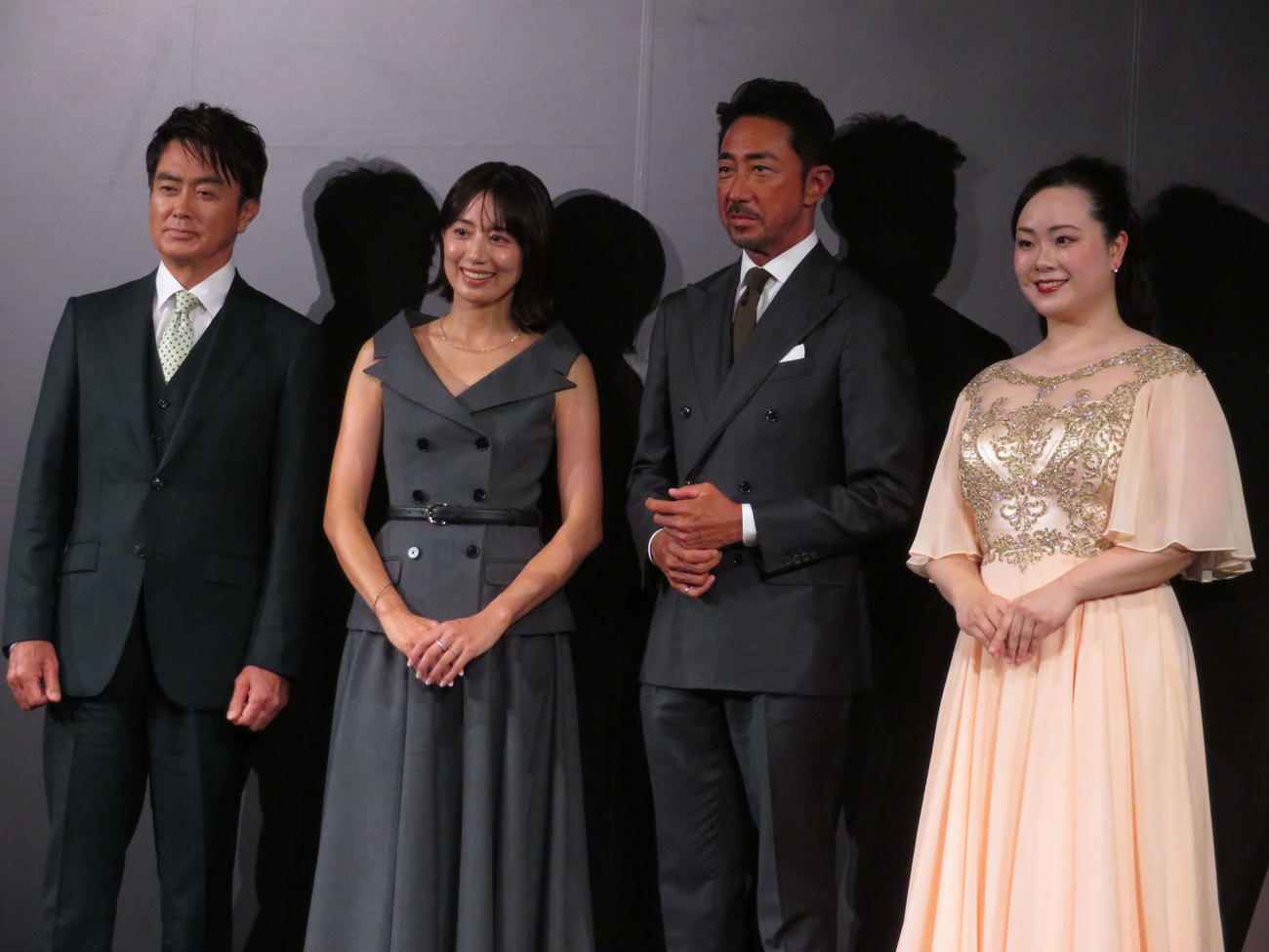 「『三井住友カード　Visa Infinite』特別な世界観を体験できるブランド発表会」に登壇した（左から）石黒賢、東原亜希、干場義雅氏、桑原志織