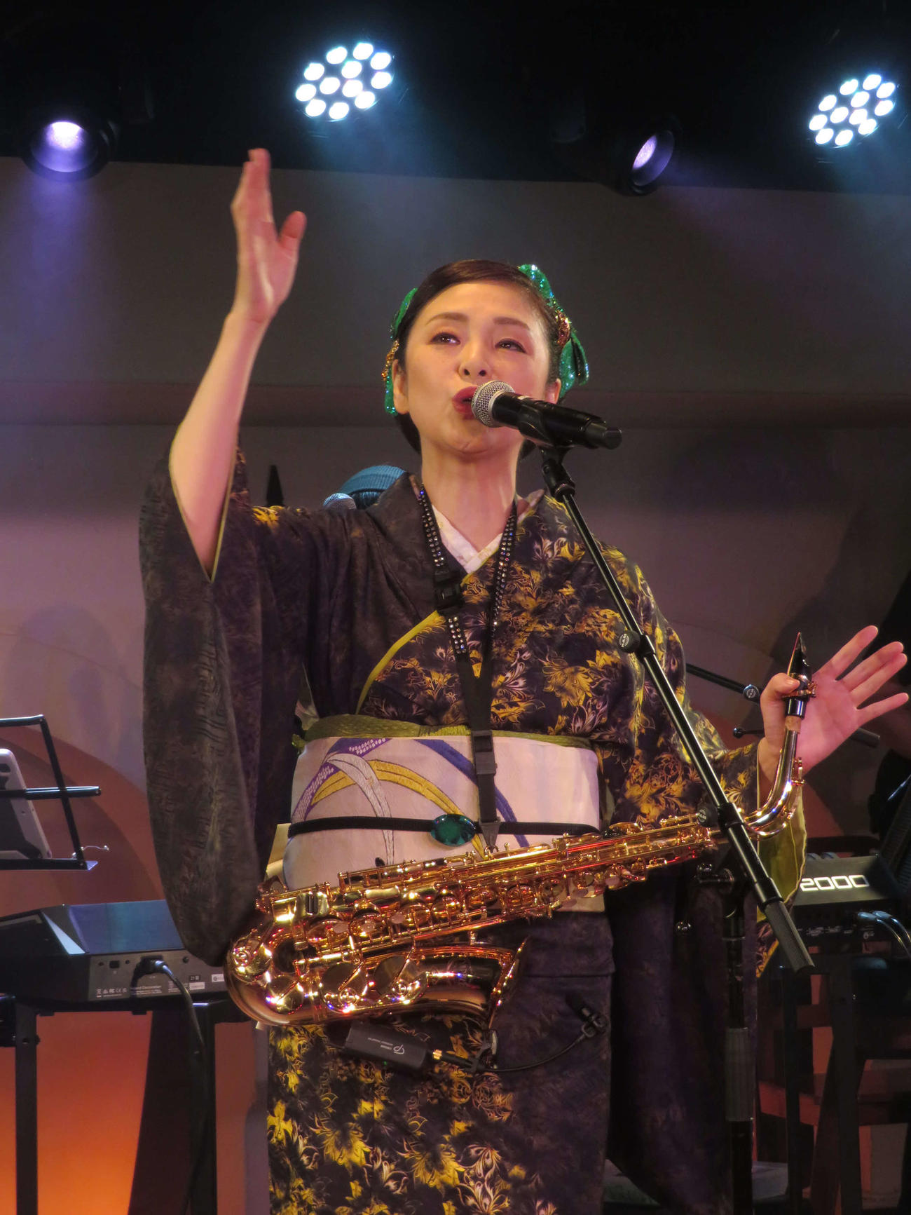 着物姿でアルトサックスを手に新曲を披露する多岐川舞子（撮影・川田和博）