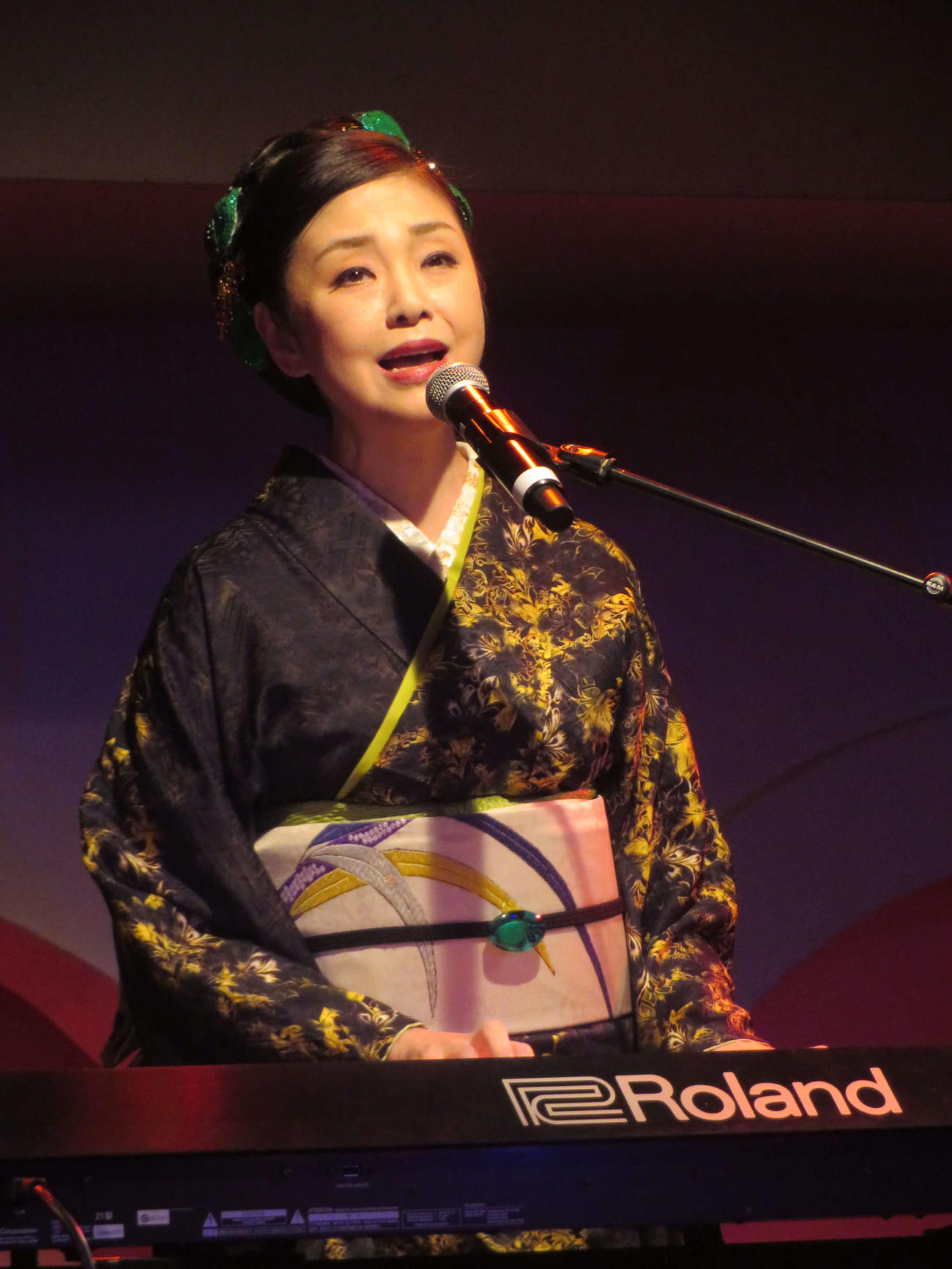 キーボードを弾きながらサザンオールスターズのカバーを披露する多岐川舞子（撮影・川田和博）