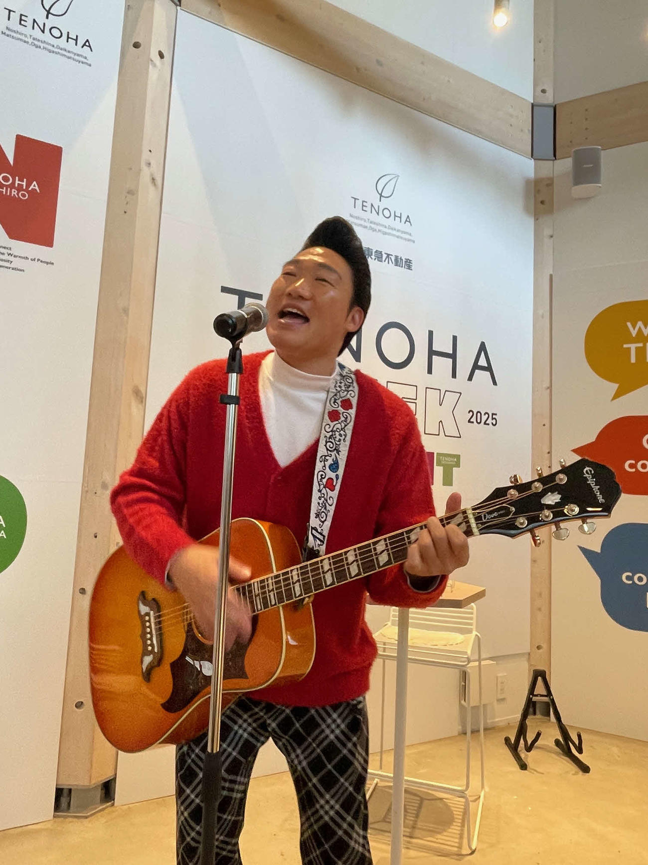 「TENOHA WEEK」イベントで即興の歌を披露するお笑い芸人みやぞん