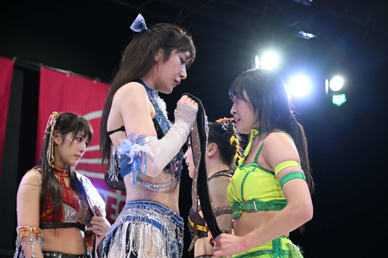 にらみ合う（左から）上原わかな、上福ゆき、HIMAWARI、鈴木志乃
