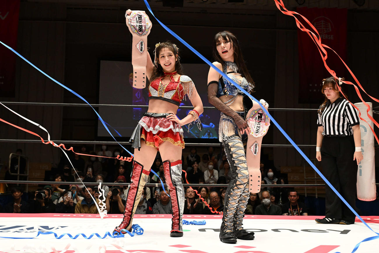 タッグ王座V2を果たした王者組の上原わかな（左）と上福ゆき
