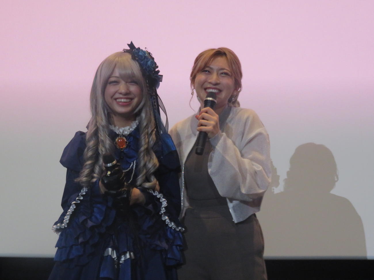 Vシネクスト「仮面ライダーガヴ　ギルティ・パルフェの初日舞台あいさつに出席した鎌田英怜奈（左）と宮部のぞみ