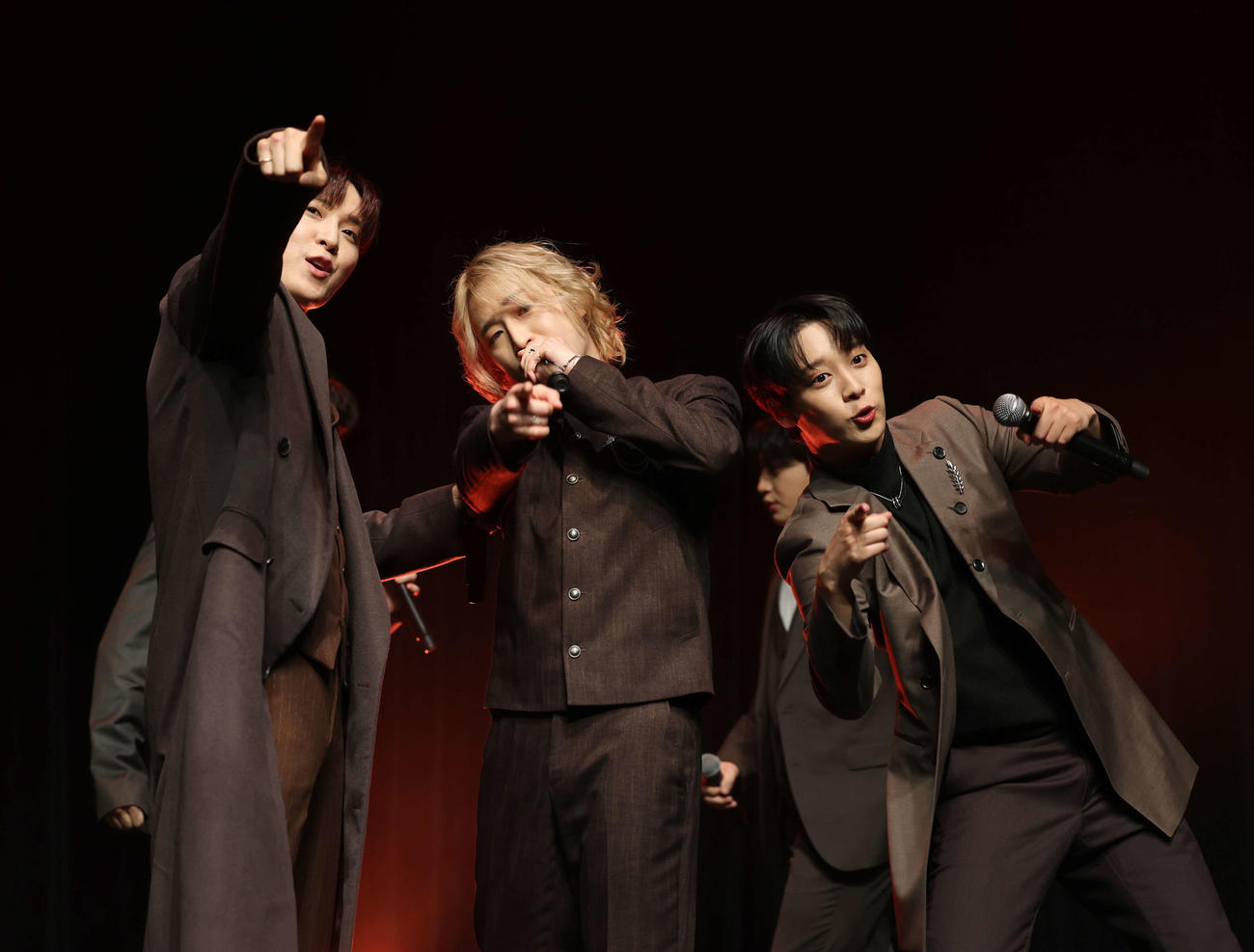 お披露目ライブでパフォーマンスをするEPTS（EPIC TRAVELS）の左からA－IN、G．I、SANG IL（撮影・増田悦実）