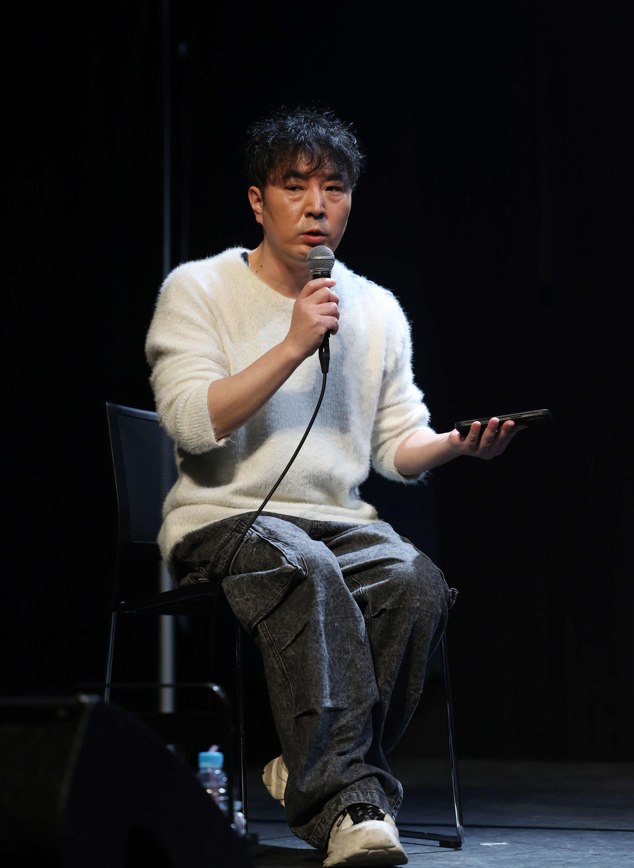 お披露目ライブでMCを務めるEPTS（EPIC TRAVELS）のプロデューサー、イ・ホヨン氏（撮影・増田悦実）