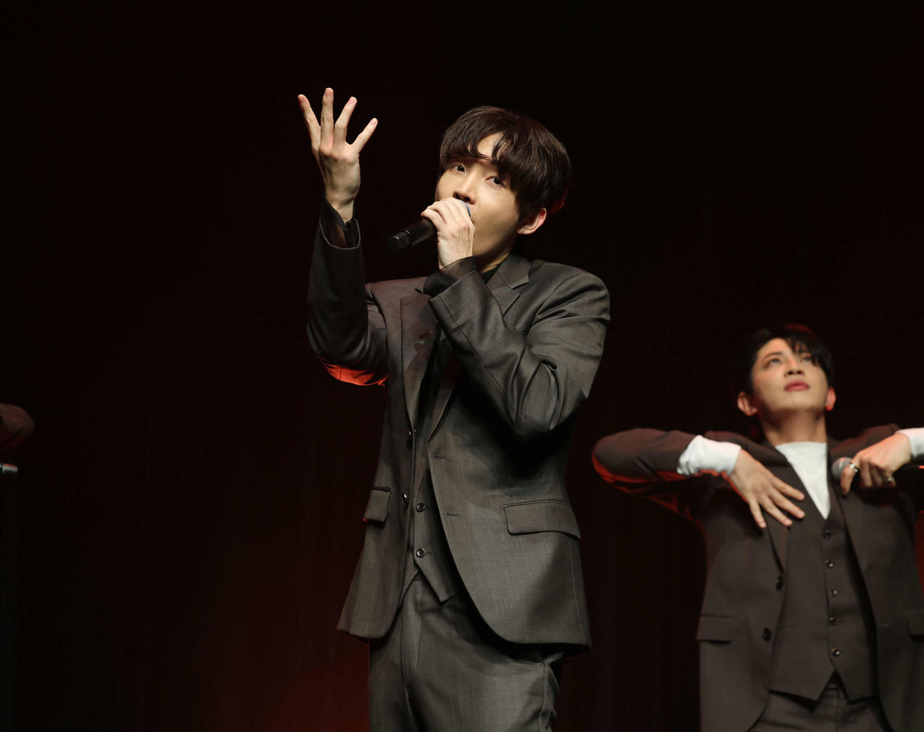 お披露目ライブでパフォーマンスをするEPTS（EPIC TRAVELSのSANG HO（撮影・増田悦実）