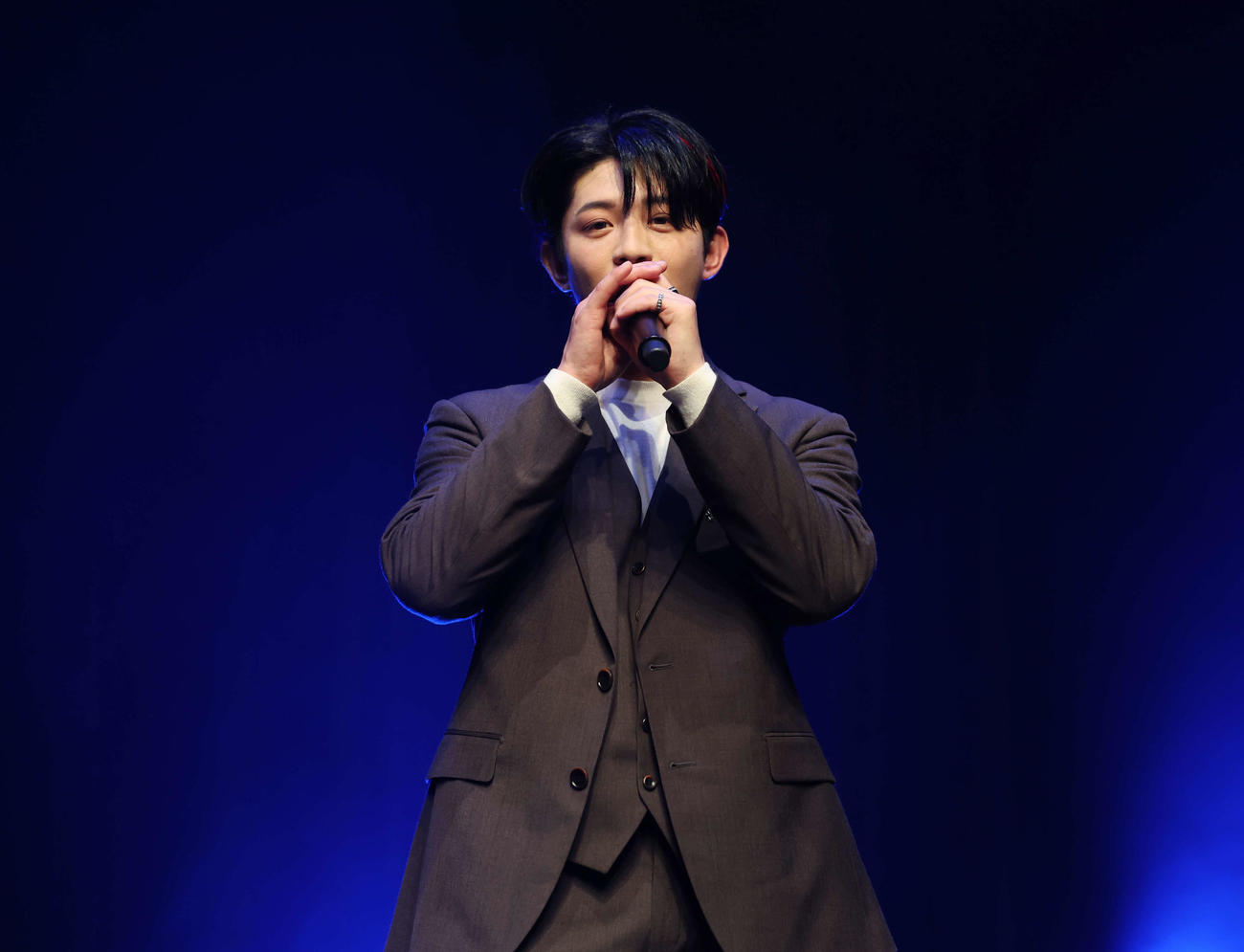 お披露目ライブでパフォーマンスをするEPTS（EPIC TRAVELS）のJIN HOO（撮影・増田悦実）