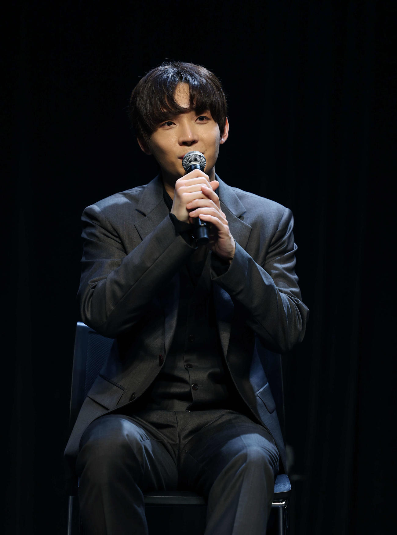 お披露目ライブで話をするEPTS（EPIC TRAVELS）のSANG HO（撮影・増田悦実）