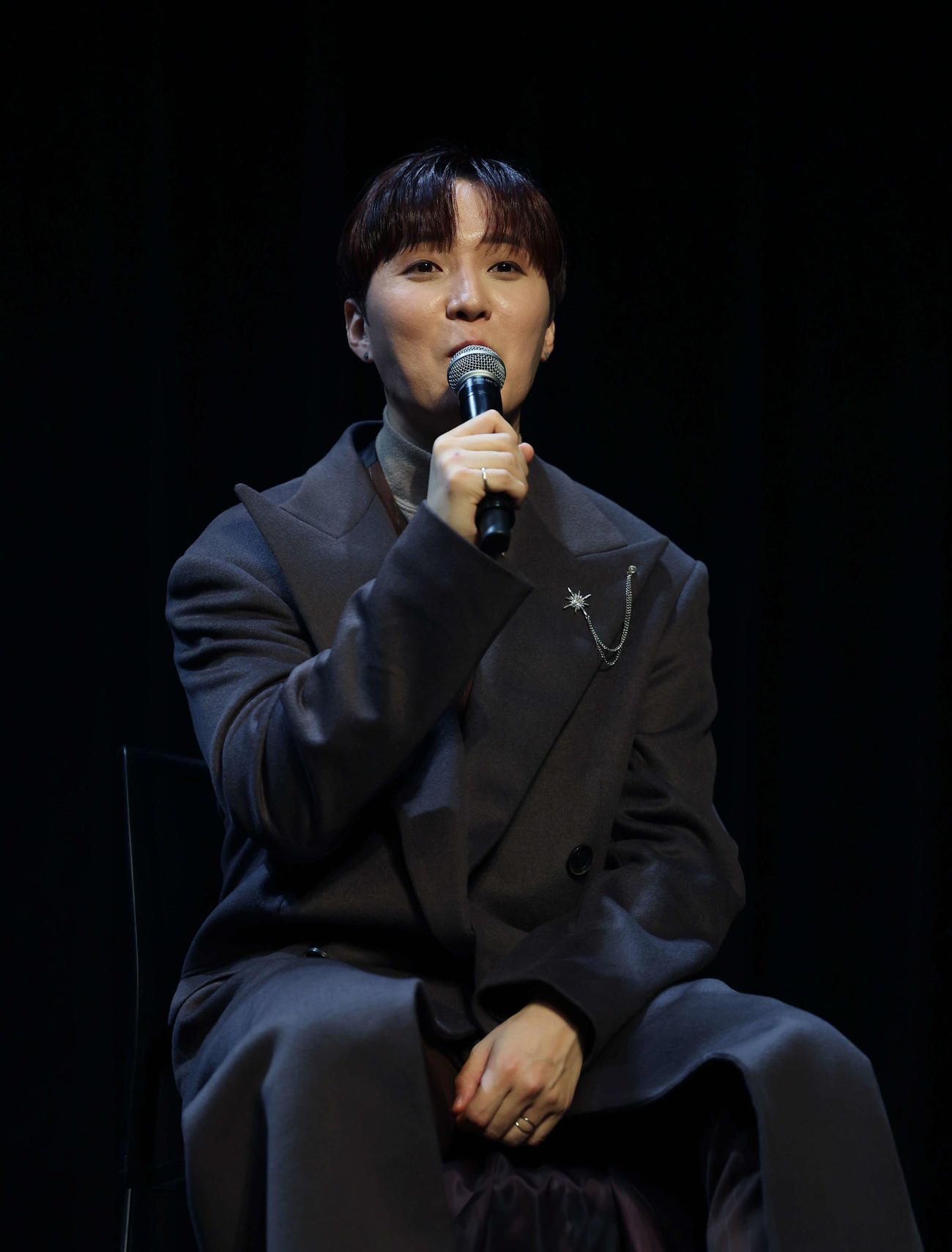 お披露目ライブで話をするEPTS（EPIC TRAVELS）のA－IN（撮影・増田悦実）