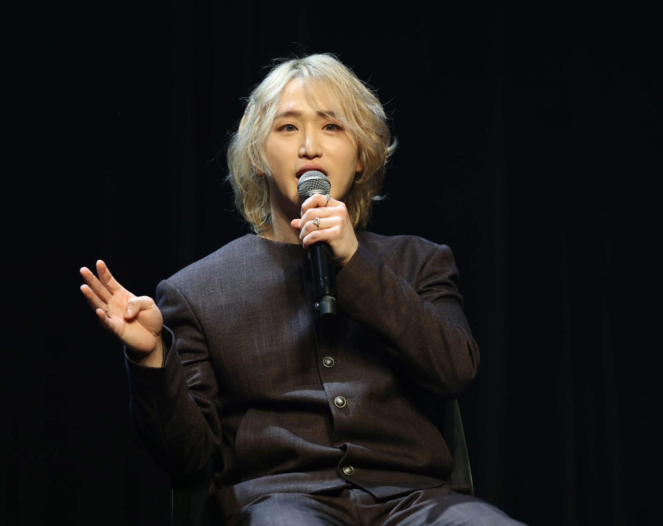 お披露目ライブで話をするEPTS（EPIC TRAVELS）のG．I（撮影・増田悦実）