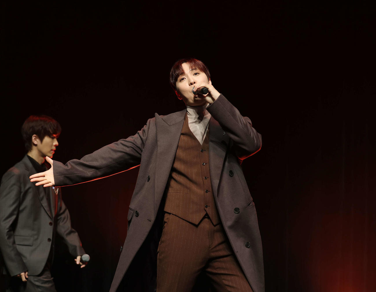 お披露目ライブでパフォーマンスをするEPTS（EPIC TRAVELS）のA－IN（撮影・増田悦実）